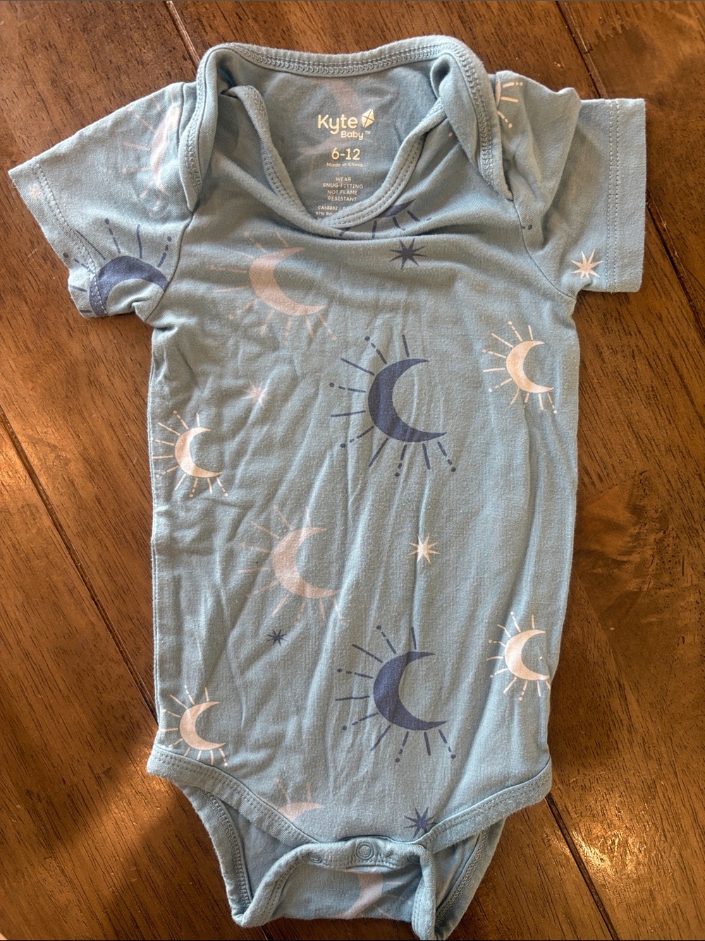 Kyte BABY Bamboo “Boho Moon” Print Bodysuit. Like New. Size: 6-12 mos. Unisex. - Picture 2 of 3